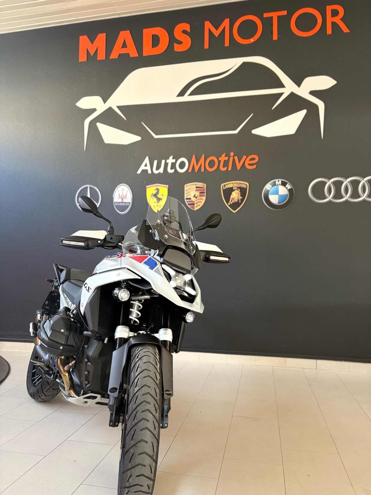 BMW R — vista principale